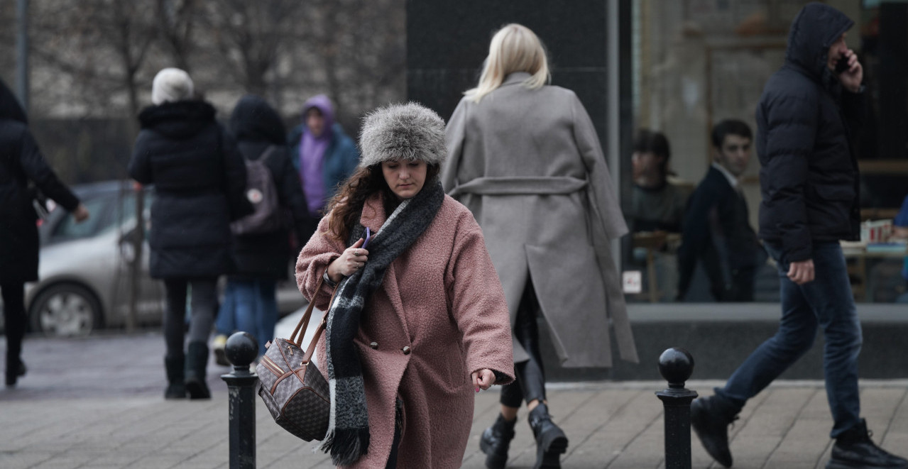 DEVOJKA U BEOGRADU NAPADNUTA ZBOG ZiMSKE KAPE: Sela u kafić, a onda se pojavio nepoznat čovek, razlog je bizaran (FOTO)