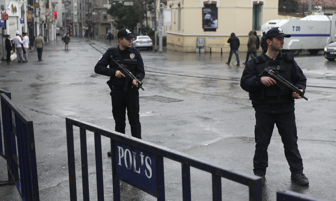 PRVI SNIMCI iz Istanbula: Napadači NOSILI MASKE, upali u CRKVU