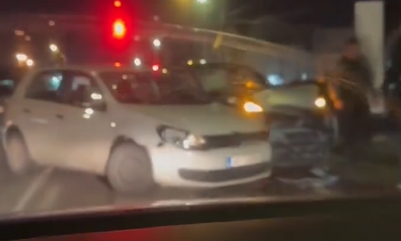 TEŠKA SAOBRAĆAJKA U BATAJNICI! Automobil POTPUNO uništen, objavljen i SNIMAK (VIDEO)