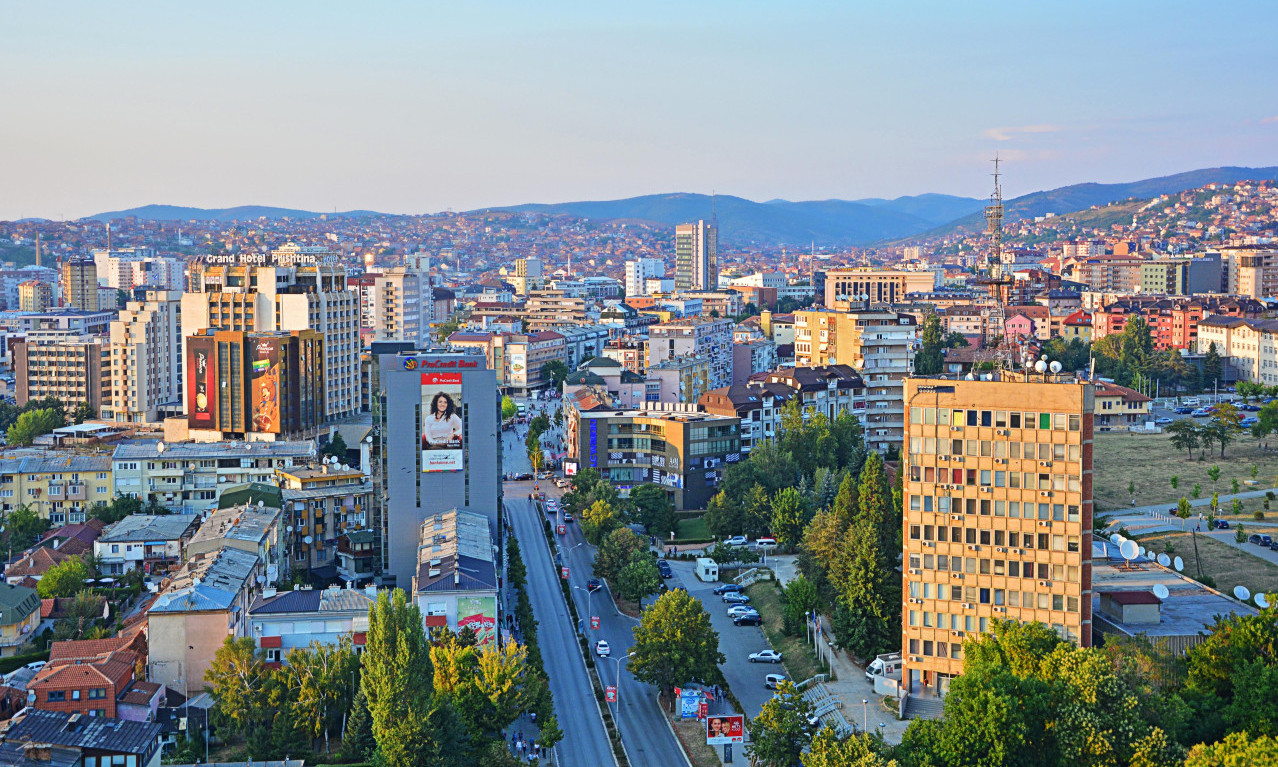 NEREDI U PRIŠTINI Razularena masa napada policiju ispred zgrade Euleksa: Besni zbog presude ratnom zločincu Hašimu Tačiju (VIDEO)