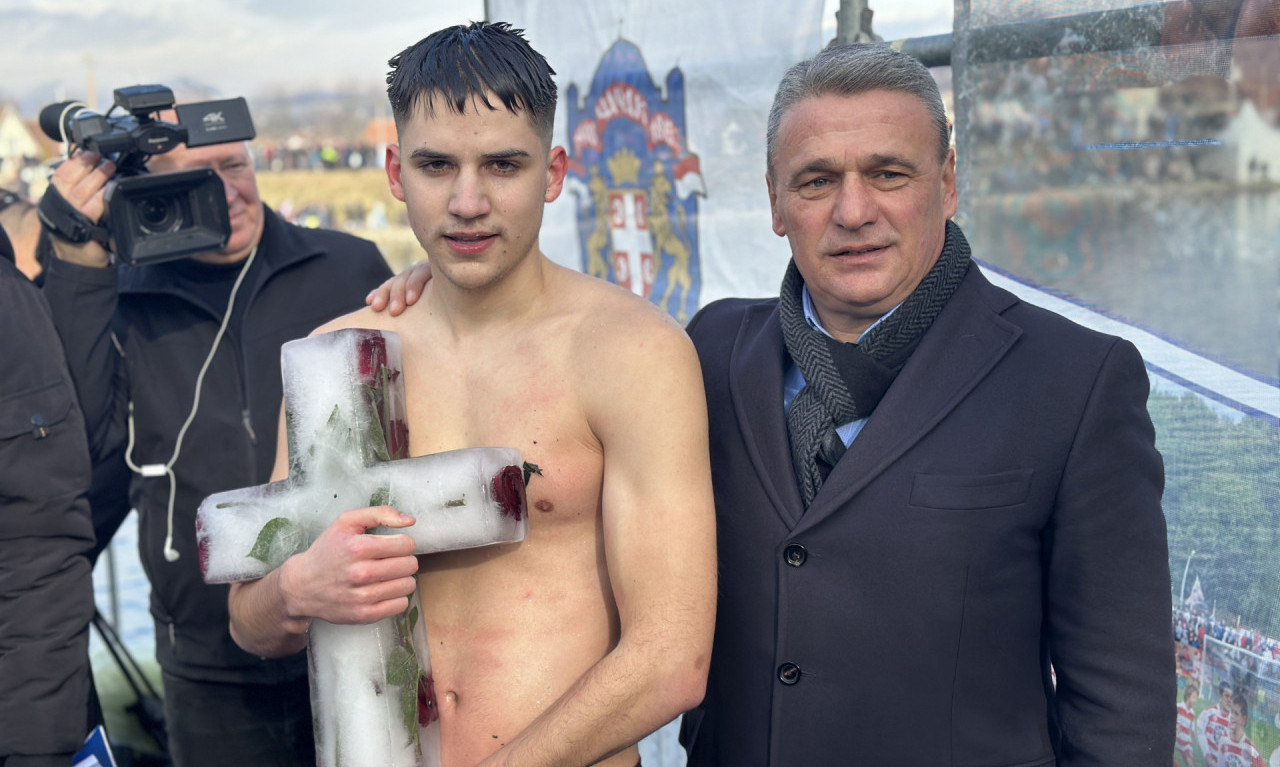 ČASNI KRST U RUKE TINEJDŽERU! Lepa slika iz Čačka, Jovan PRESTIGAO favorita: Puno mi je SRCE