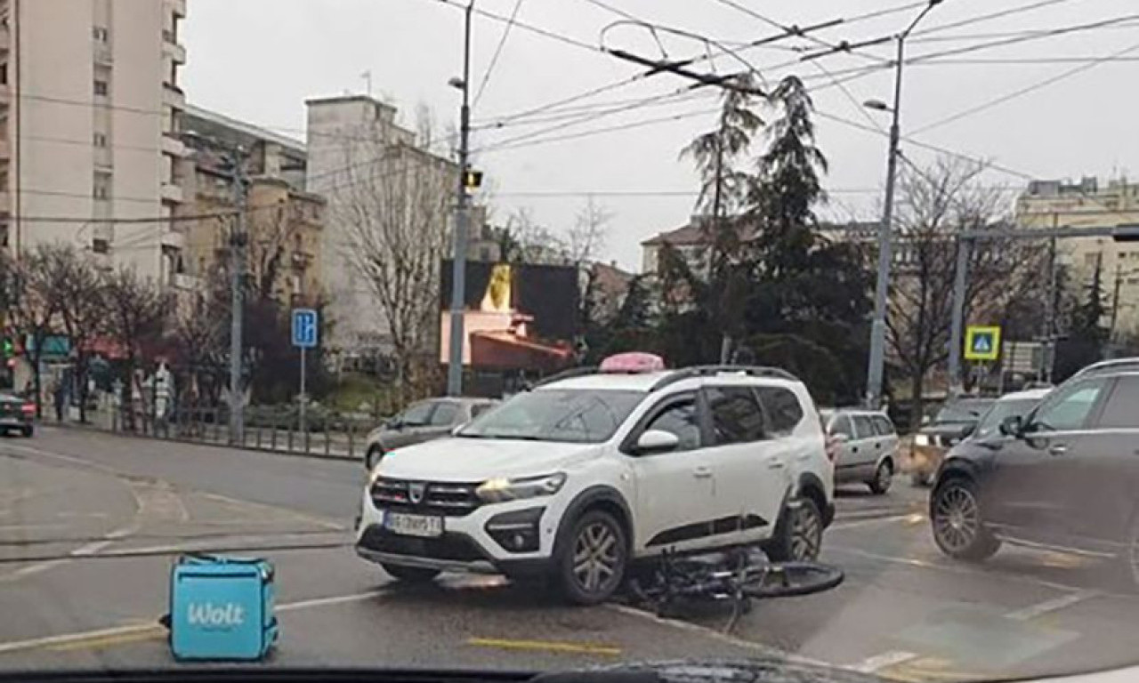 Teška nesreća u centru Beograda: Pregažen DOSTAVLJAČ HRANE, podleteo pod taksi