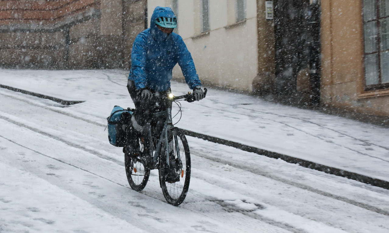 SNEG I OLUJA NAPRAVILI HAOS U HRVATSKOJ Saobraćaj paralisan - zatvoren Tuđmanov most, avioni se preusmeravaju (VIDEO)