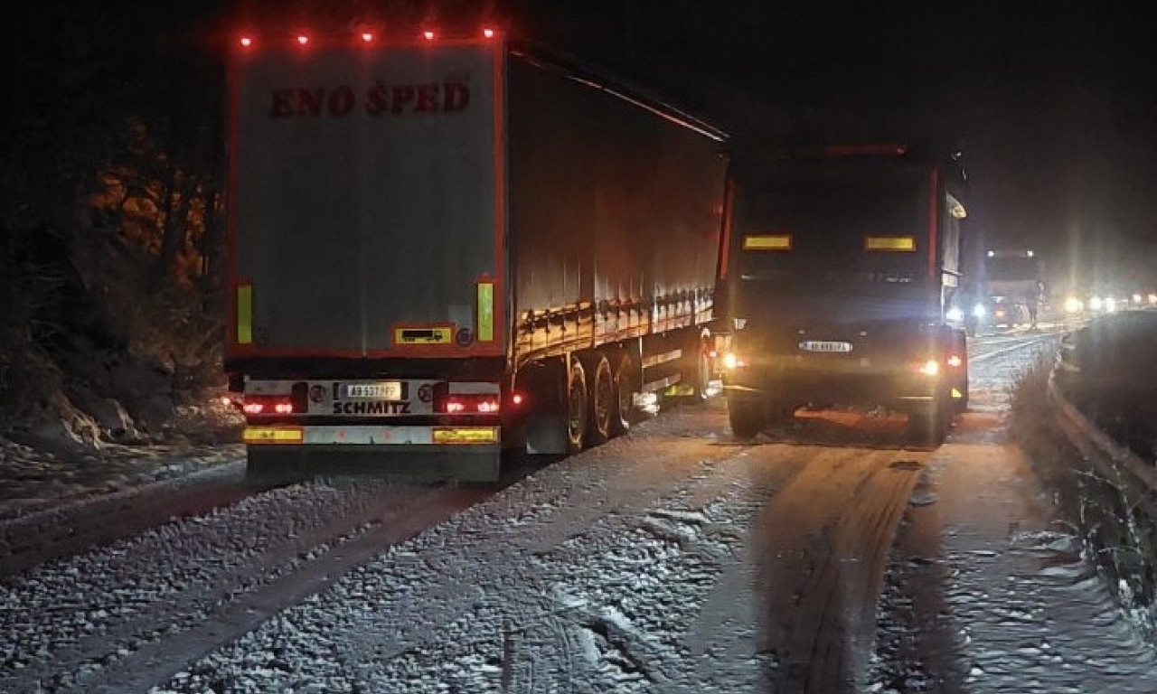 Totalni KOLAPS kod graničnog prelaza! Dva ŠLEPERA se POPREČILA na magistralnom putu, SAOBRAĆAJ PARALIZOVAN