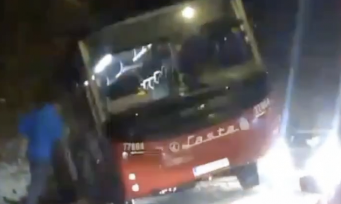 NEZGODA NA SMEDEREVSKOM PUTU: Autobus SLETEO s puta i ostao ZAGLAVLJEN u kanalu (VIDEO)