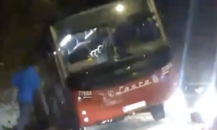 NEZGODA NA SMEDEREVSKOM PUTU: Autobus SLETEO s puta i ostao ZAGLAVLJEN u kanalu (VIDEO)