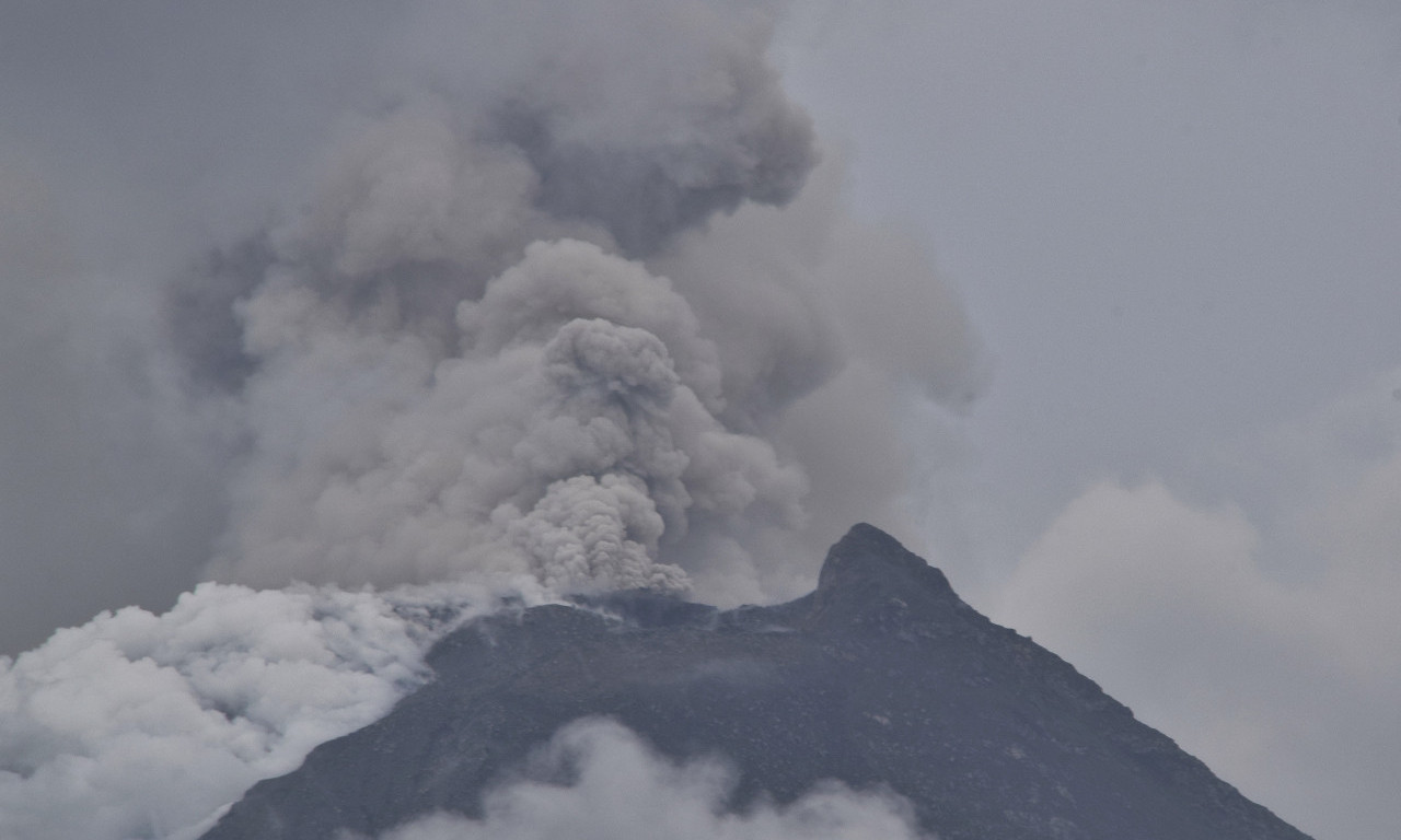 VULKAN NA KAMČATKI IZBACIO PEPEO 9 KILOMETARA U VIS Ova erupcija ledi krv u žilama (VIDEO)