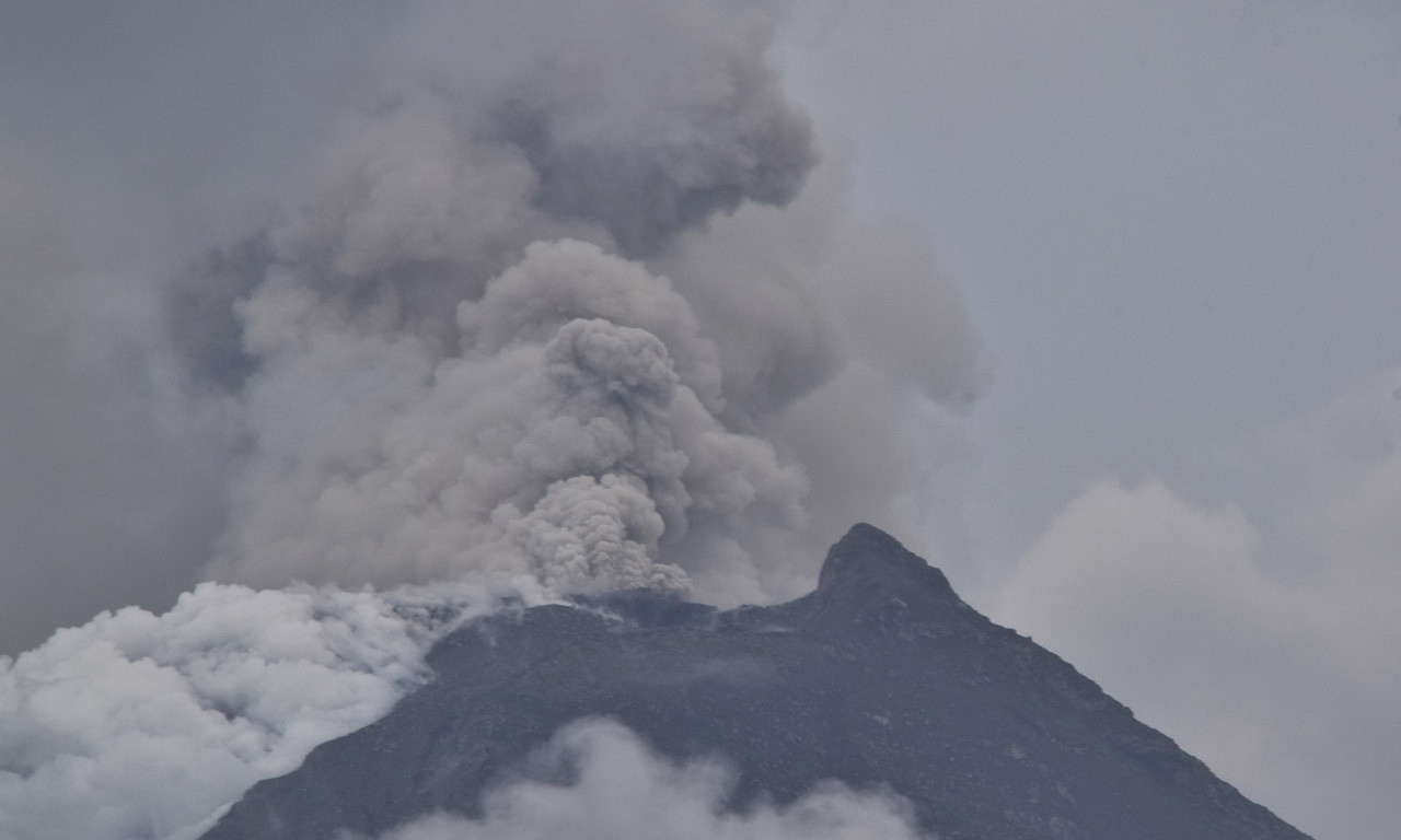 VULKAN NA KAMČATKI IZBACIO PEPEO 9 KILOMETARA U VIS Ova erupcija ledi krv u žilama (VIDEO)