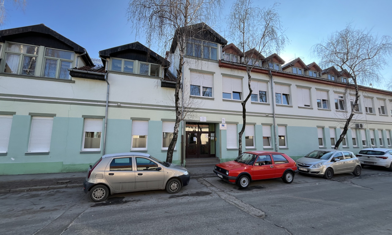 PRODUŽEN PRITVOR UČENIKU KOJI JE NOŽEM IZBO DRUGARICU U ŠKOLI! Evo za koliko mu je povećana kazna