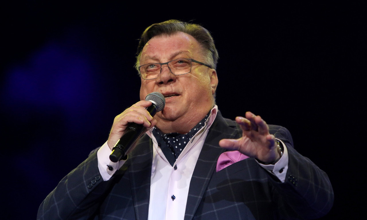 SLOMILI SU SVE! Pogledajte šta stoji na Halidovom omiljenom mestu u restoranu: "Maestro naš voljeni" (FOTO)