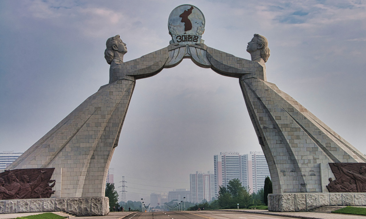 SRUŠEN SIMBOL POMIRENJA! Spomenik u Severnoj Koreji bio TRN U OKU Kim Džong Unu