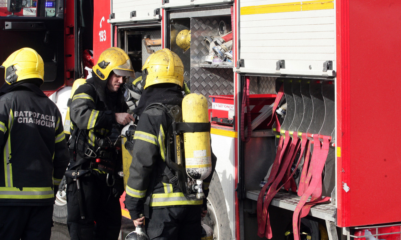 DEMOLIRAN KAFIĆ NA VOŽDOVCU Pre dva meseca bacili bombu, sada ubacili zapaljenu gumu, pa nastao haos