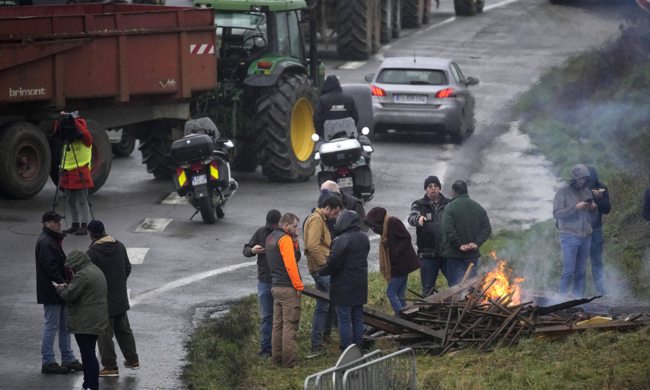 POPTUNI HAOS U FRANCUSKOJ: Farmeri PALE SKLADIŠTA, kače MRTVE SVINJE ispred vladine kancleraije, konovji kreću ka Parizu