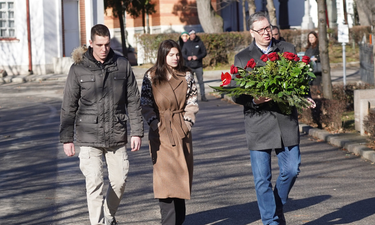 VUČIĆ SA SINOM I ĆERKOM NA POMENU KSENIJI VUČIĆ: Obeležava se dve godine od smrti novinarke (FOTO)