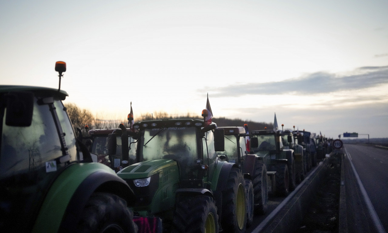 GRAD LJUBAVI POD BLOKADOM! Horda FARMERA na traktorima preti da "zauzme" PARIZ