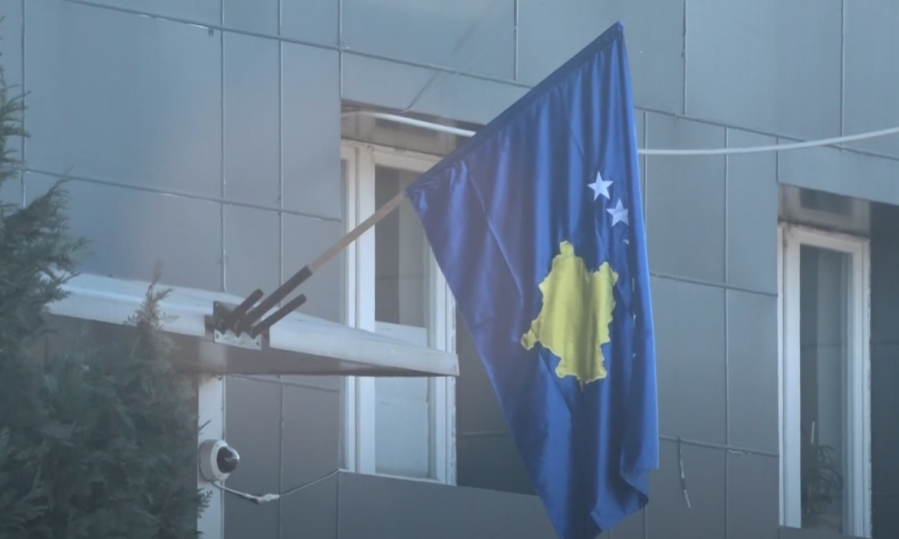 SKANDAL! ZASTAVA tzv. Kosova POSTAVLJENA na zgradi opštine Leposavić (VIDEO)