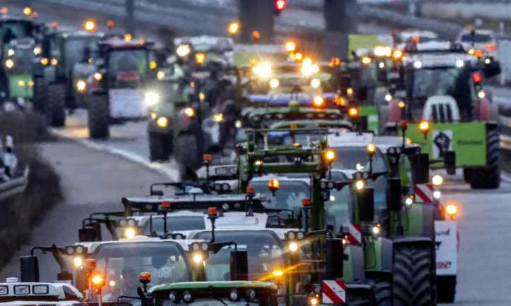 Nemački farmeri opet BLOKIRAJU PUTEVE: Postavili traktore kod AERODROMA, evo zašto PROTESTUJU
