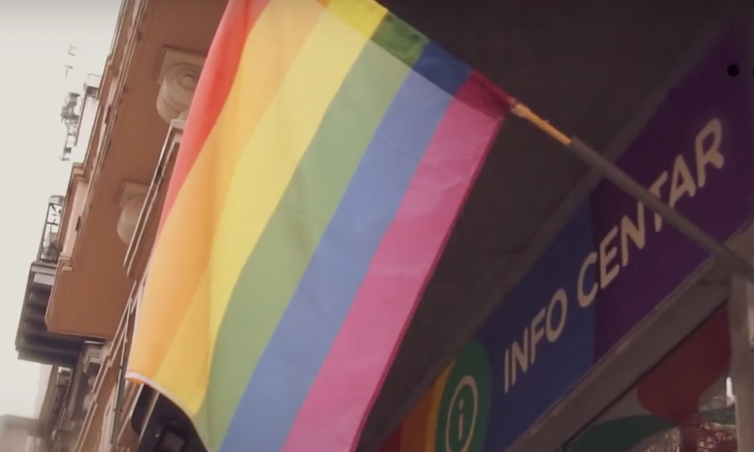 INCIDENT U CENTRU BEOGRADA: Mladić STRGAO LGBT zastavu i IZUDARAO obezbeđenje (VIDEO)