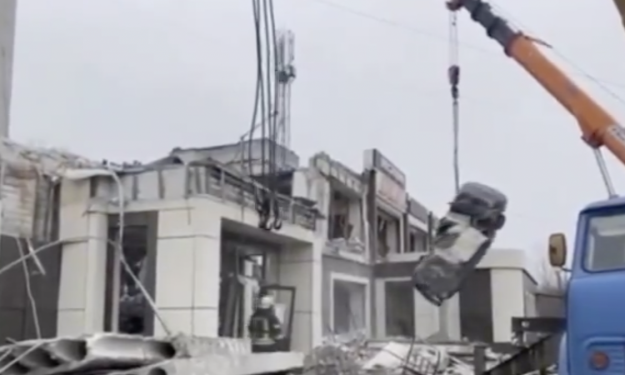 UKRAJINA GRANATIRALA PEKARU U LUGANSKU: Desetine civila pod ruševinama, ima MRTVIH (VIDEO)