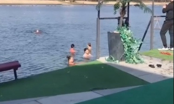 SCENA DA SE SMRZNEŠ! Palo prvo ovogodišnje kupanje na Adi Ciganliji i to početkom februara! (VIDEO)