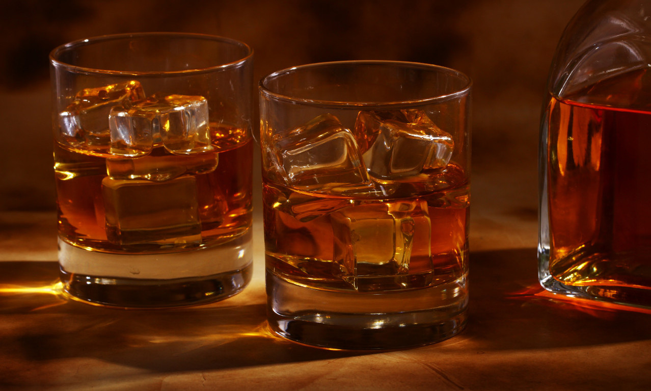 POSKUPLJUJE ČUVENI VISKI U OVOJ ZEMLJI! Vlada PANIKA - alkohol izaziva OGROMAN broj SMRTNIH SLUČAJEVA