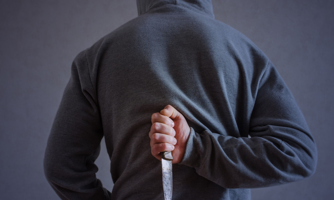 STRAH OKOVAO NJUJORK: Napadač kidiše na muškarce i seče ih po levoj strani lica