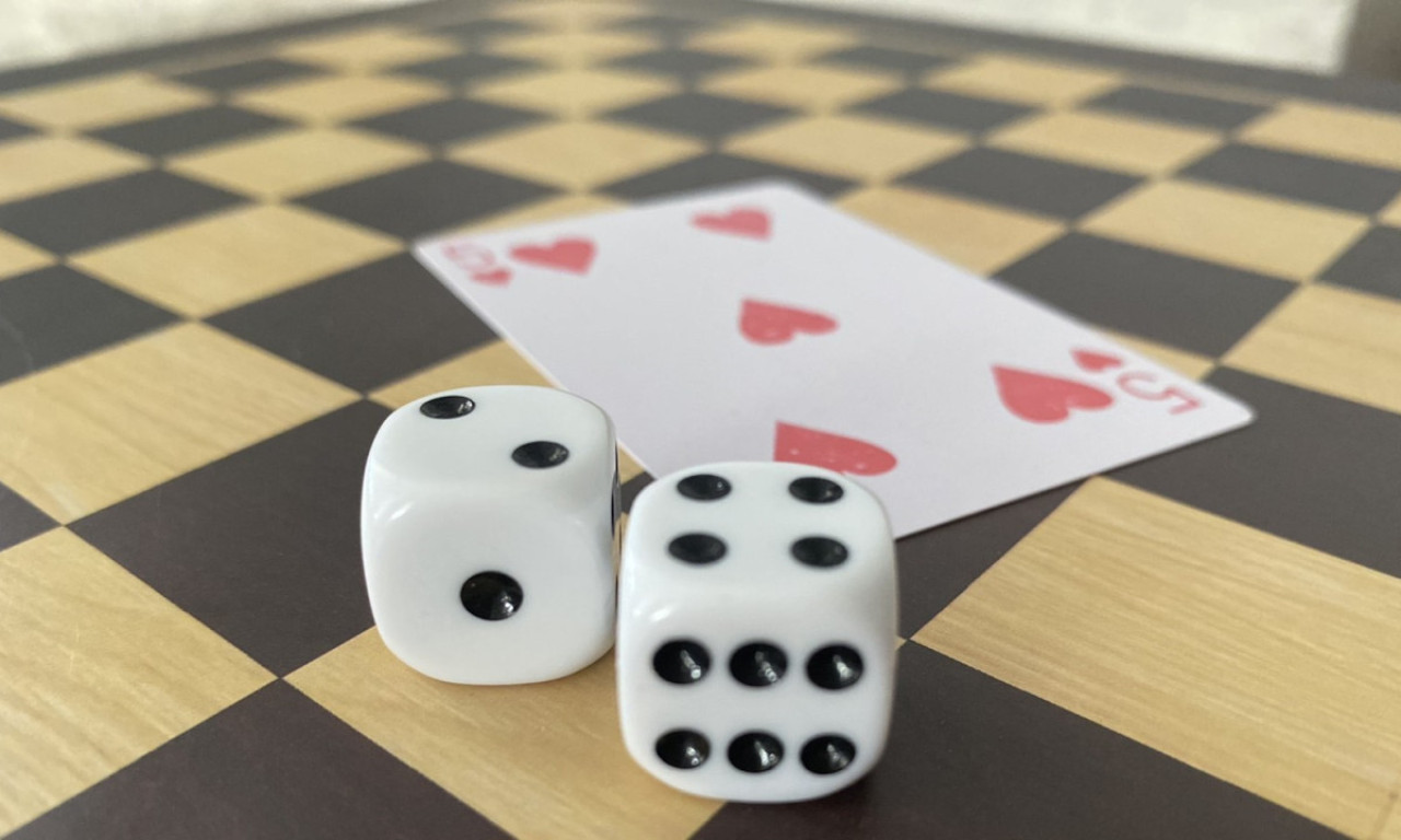 ČEKAŠ GDE ĆE LOPTICA DA PADNE, MINUT TRAJE VEČNO: Ispovest Dragana iz Kruševca koji se leči od kocke!