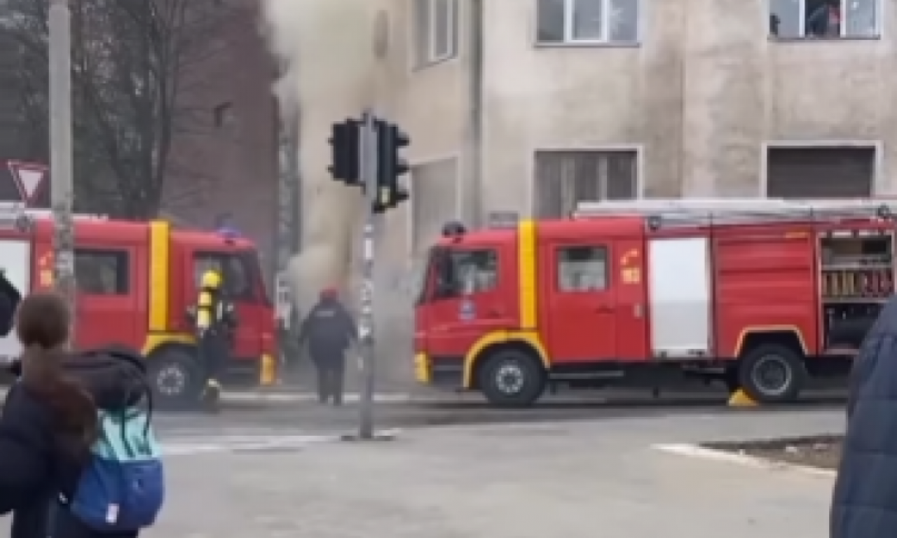 Hitna EVAKUACIJA stanara zgrade u Kragujevcu! Izbio VELIKI požar, brza intervencija VATROGASACA!