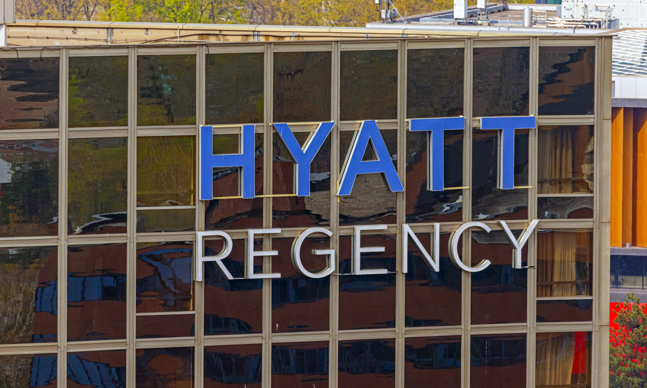 PREMINUO ČOVEK kog je Hitna pomoć OŽIVLJAVALA nasred ulice kod Hajata