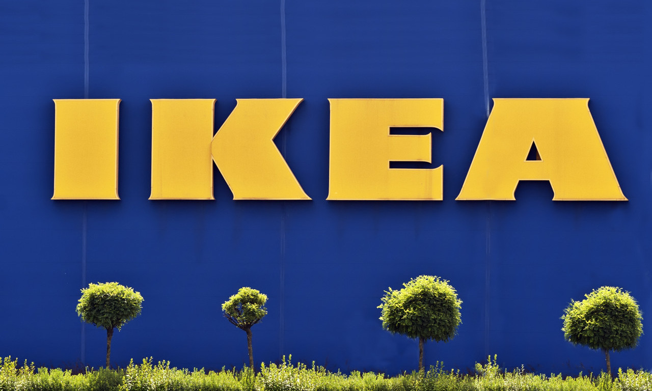 EVAKUACIJA U TRŽNOM CENTRU "IKEA": Radnici i posetioci na parkingu