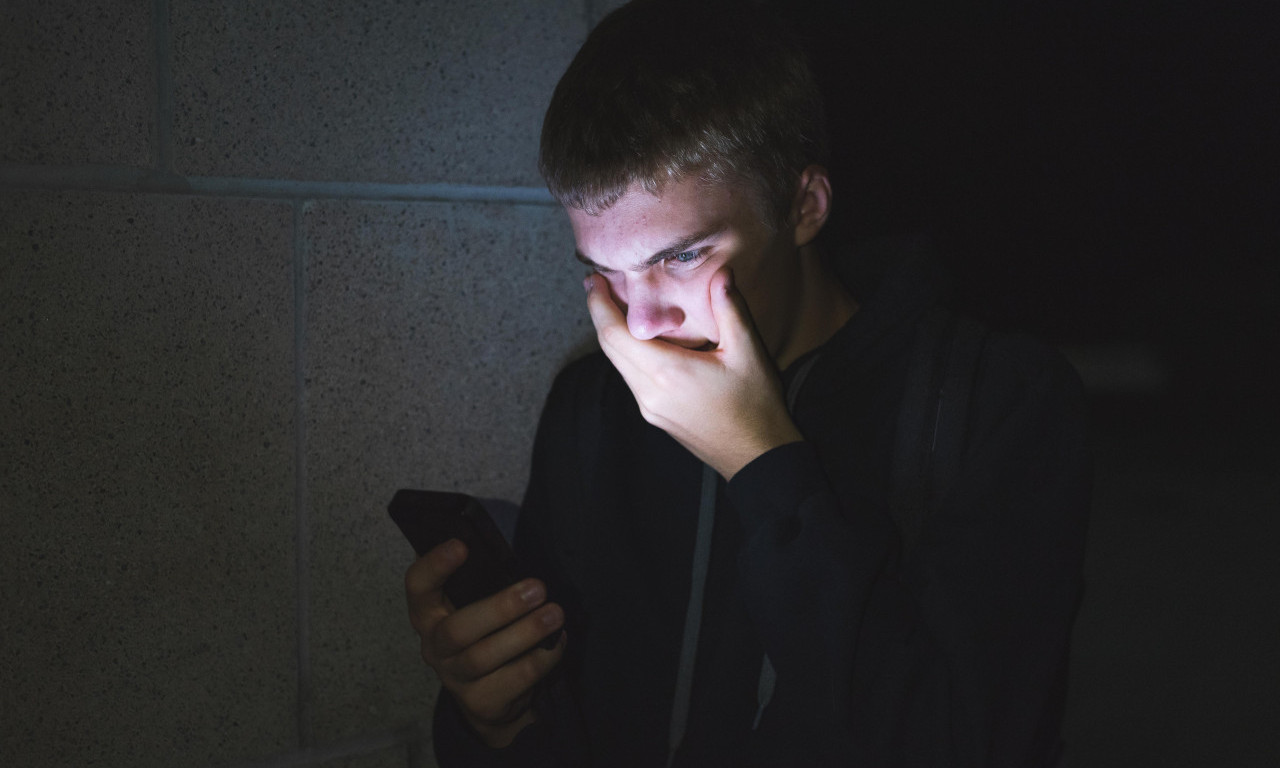 SMS PREVARA HARA SRBIJOM: Ubacuju vas u grupu, predstavljaju se kao Pošta, a jedan klik je koban! (FOTO)