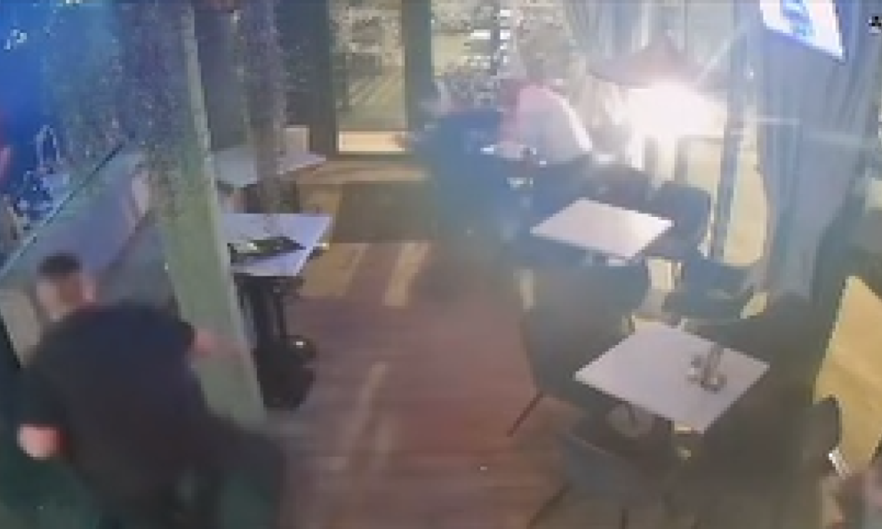 AUTOMOBILOM ULETEO U KAFIĆ U BEOGRADU! Gosti SKAKALI sa stolica I BEŽALI! (VIDEO)