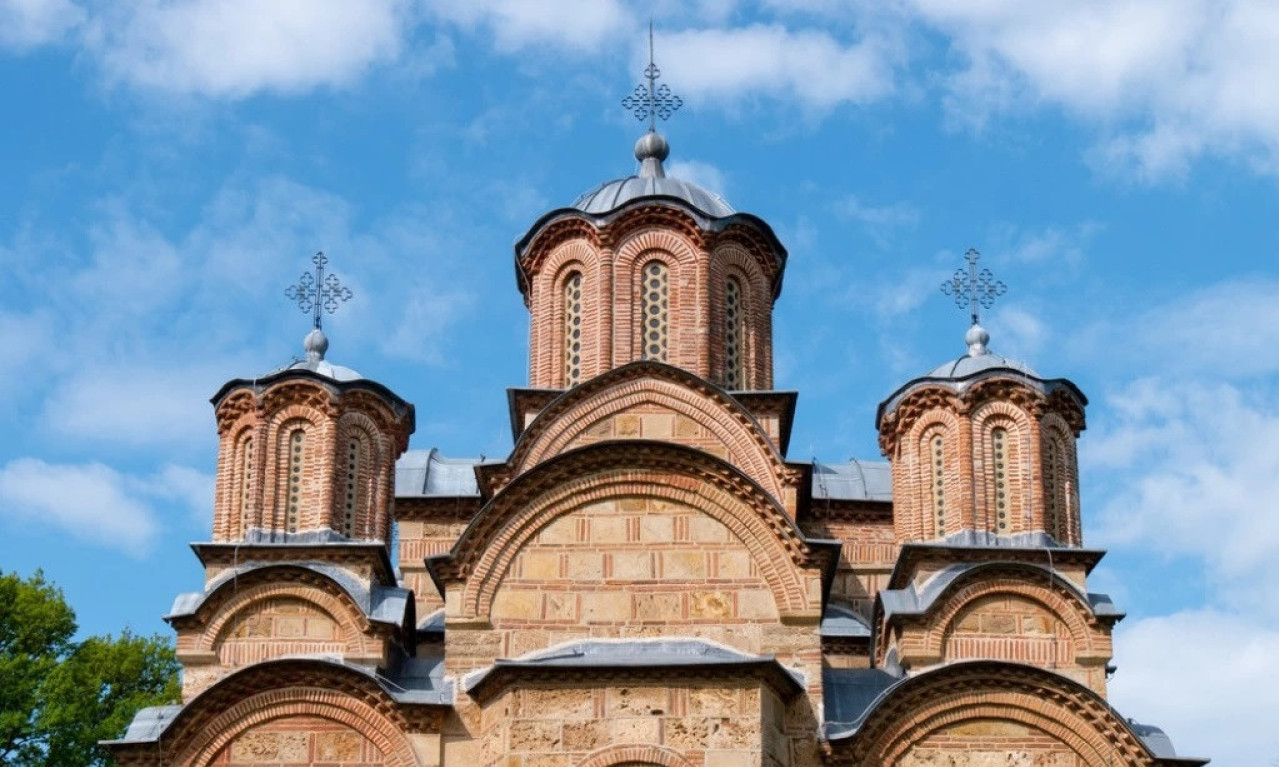 VERNICI SE POKLONILI PLAŠTANICI U manastiru Gračanica na Veliki petak služeno Večernje