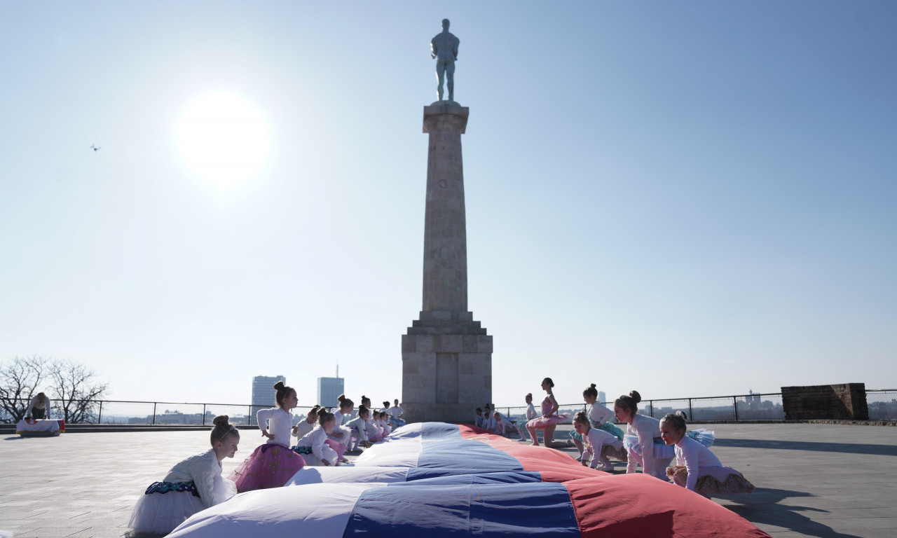 PREDIVNE SCENE SA KALEMEGDANA! Pogledajte kako je obeležen DAN DRŽAVNOSTI, pušteni i GOLUBOVI MIRA (FOTO)