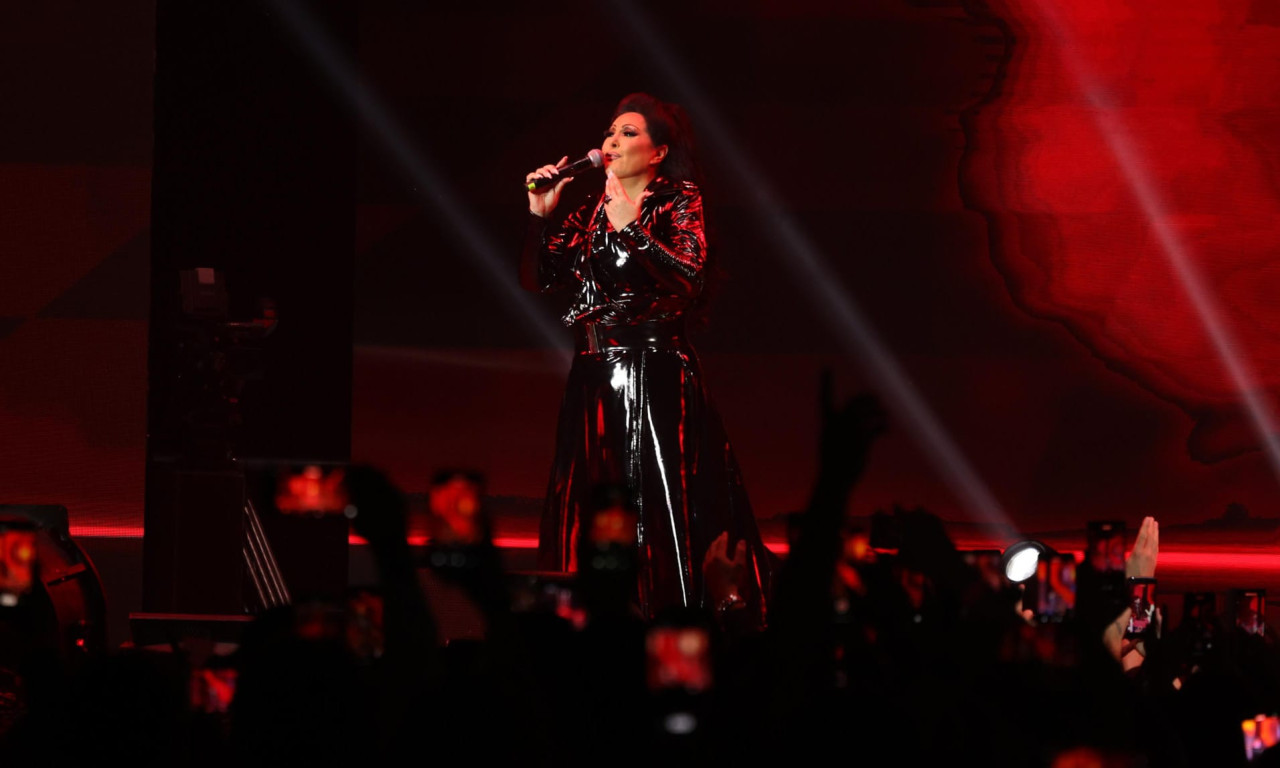 SCENA KOJA JE ARENU OSTAVILA U SUZAMA! Muzička zvezda na koncertu napravila omaž velikanima koji više nisu sa nama!