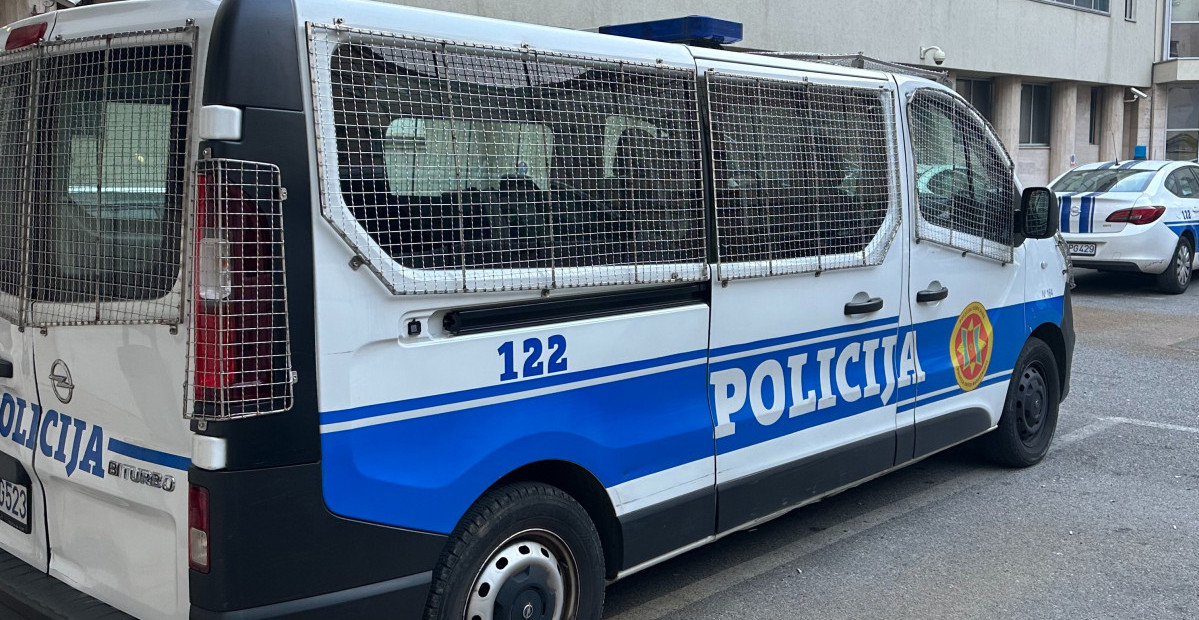 VELIKA AKCIJA POLICIJE U KOTORU, DESETINE UHAPŠENIH Specijalci upadaju u kuće i restorane, na meti kriminalci