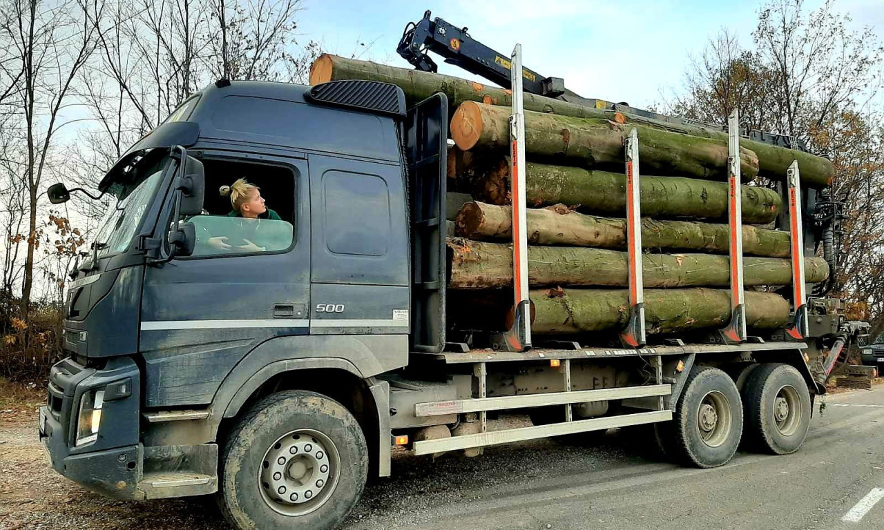 Ova PRELEPA PLAVUŠA vozi KAMION bolje od VEĆINE MUŠKARACA: Lavovski se bori sa svim predrasudama koje nosi muški posao