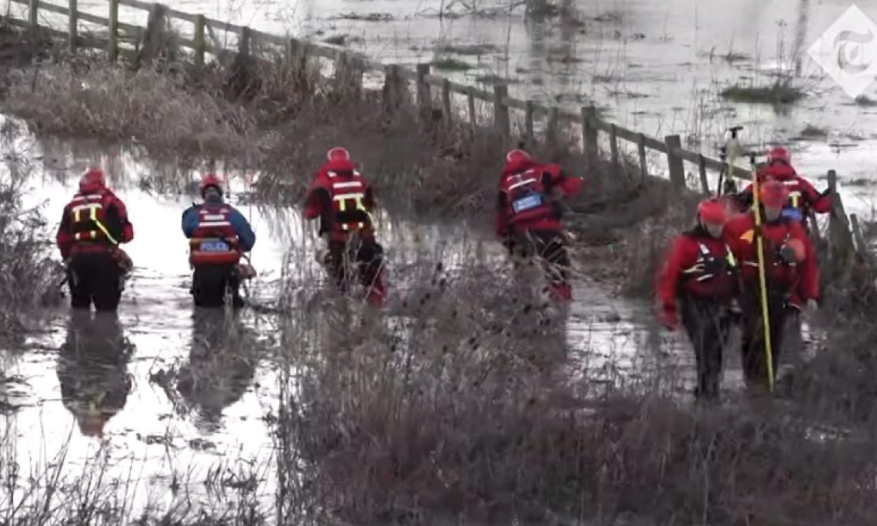 POLICIJA 3 DANA PRETRAŽUJE KORITO! Sigurnosne kamere SNIMILE trenutak kada je DEČAK (2) UPAO U REKU!