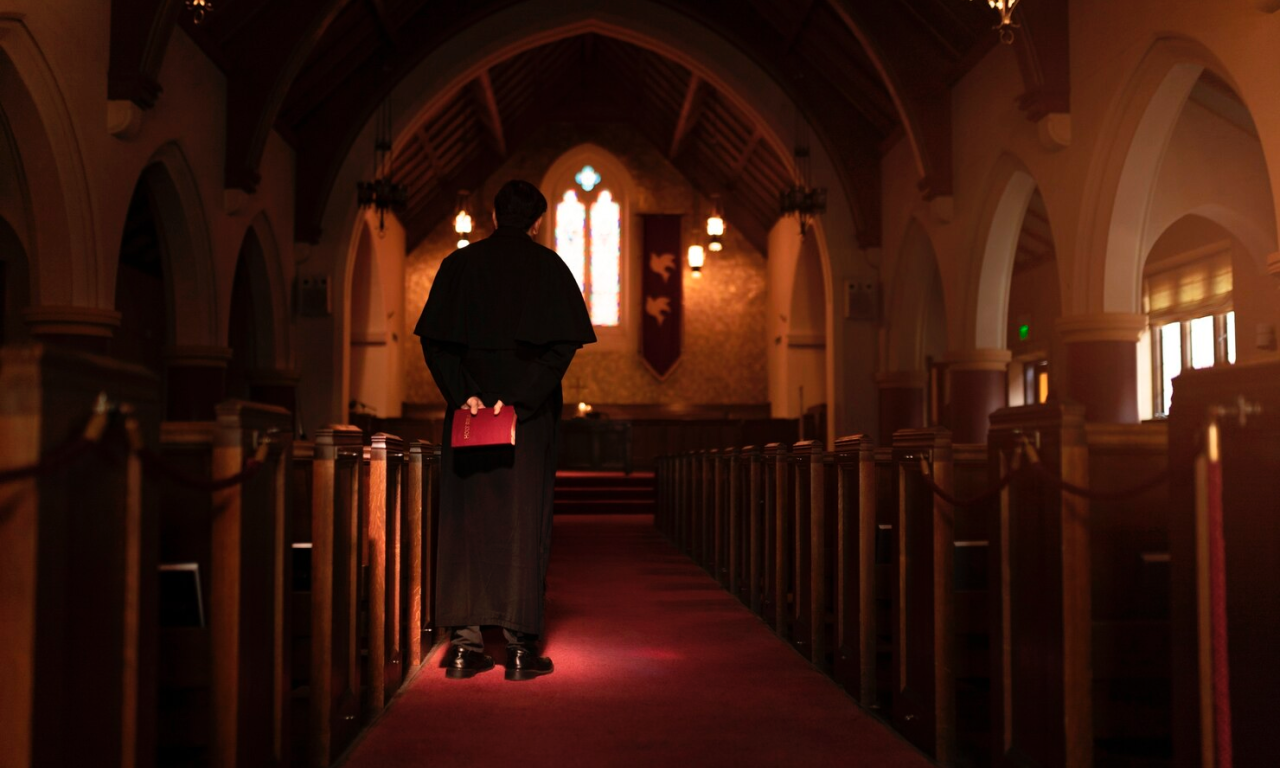 SVEŠTENIK GLEDAO RATNI DOKUMENTARAC PA OTKRIO JEZIVU PORODIČNU TAJNU: „Ceo moj život bio je laž“