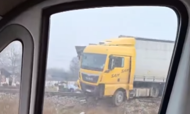 Pogledajte jezivu NEZGODU kod Trstenika! Kamion umalo ULETEO u kuću (VIDEO)