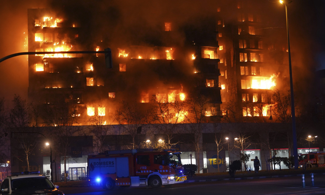 POŽAR U VALENSIJI: Vatra ZAHVATILA 2 velike stambene zgrade, MRTVE još broje (VIDEO+FOTO)