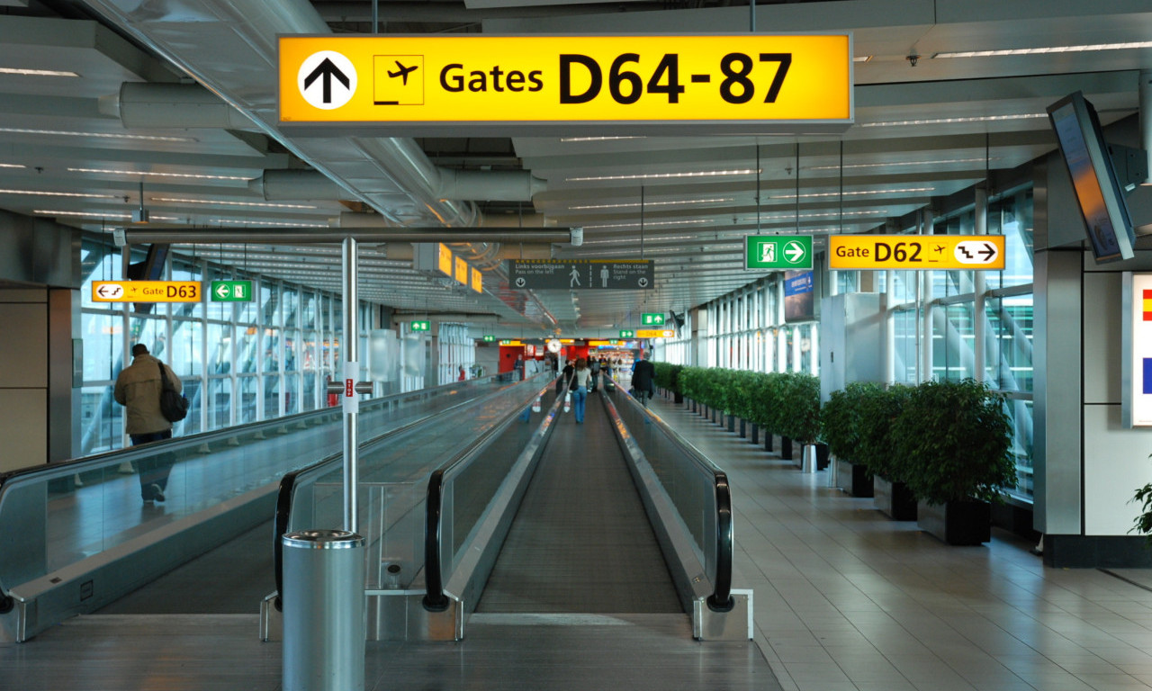 HOROR NA AERODROMU Policija ubila muškarca ispred terminala za odlaske, bio spreman da zapuca!