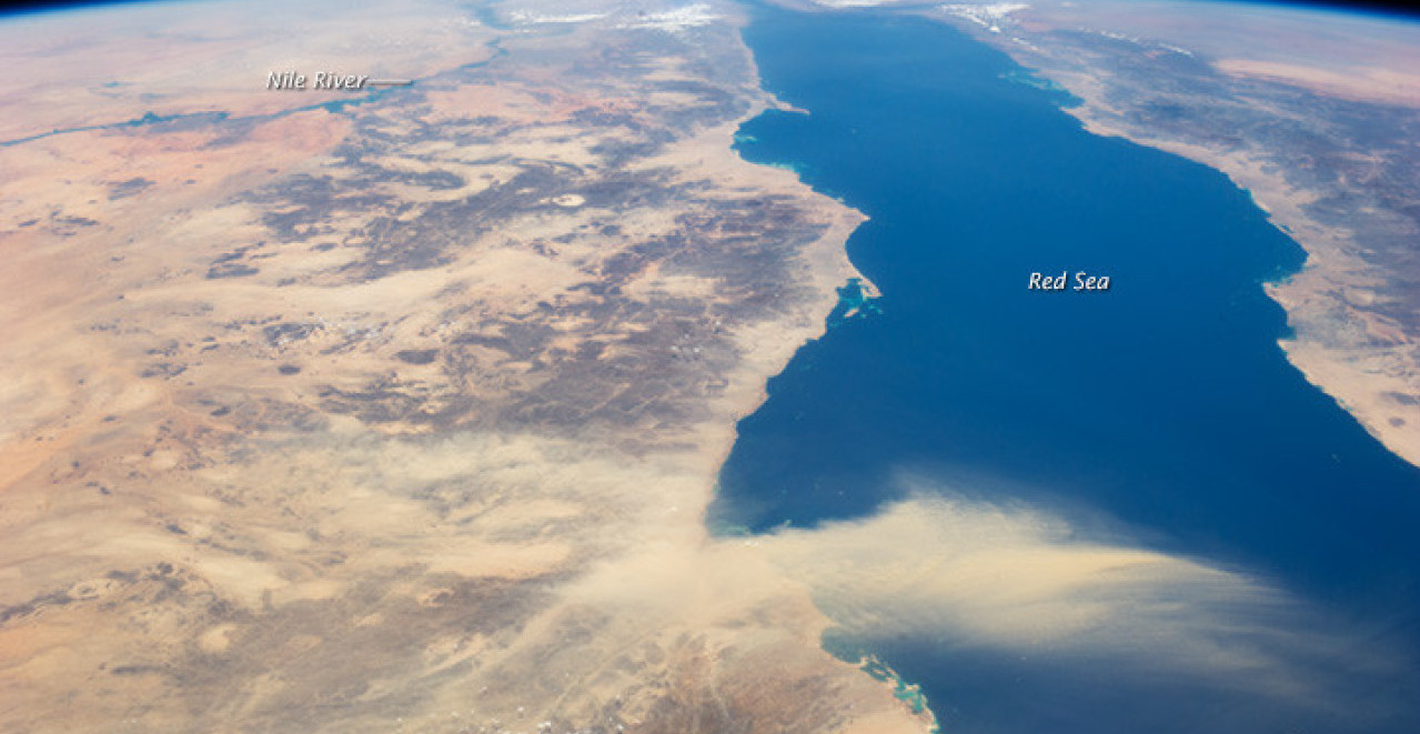 DRAMA U CRVENOM MORU! Pojavila se OGROMNA NAFTNA MRLJA (FOTO)