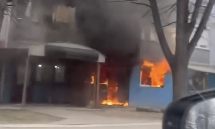 Ugašen POŽAR u stambenoj zgradi u LAZAREVCU: Nema povređenih (VIDEO)