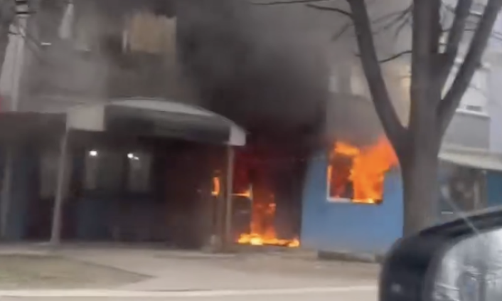 Ugašen POŽAR u stambenoj zgradi u LAZAREVCU: Nema povređenih (VIDEO)