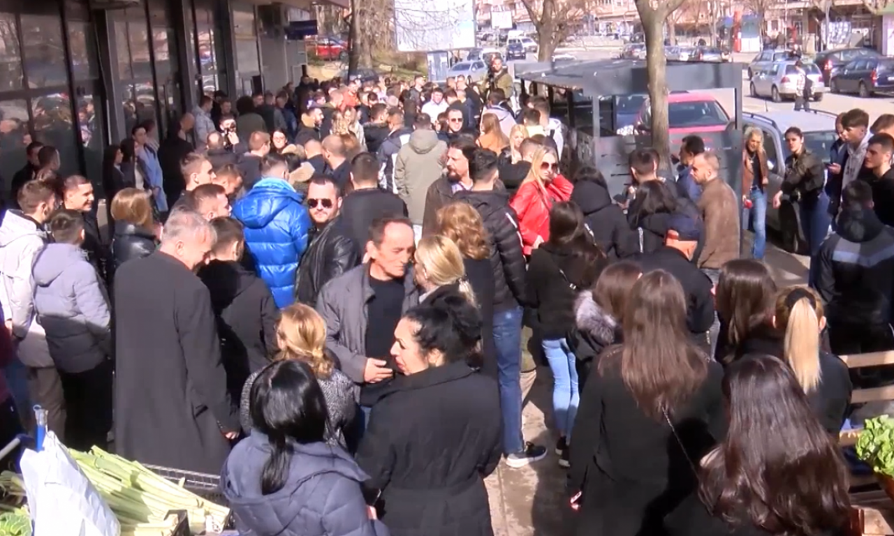 Opet HAOS u Kosovskoj Mitrovici! Veliki REDOVI ispred Poštanske štedionice, tu su i građani i studenti (VIDEO)