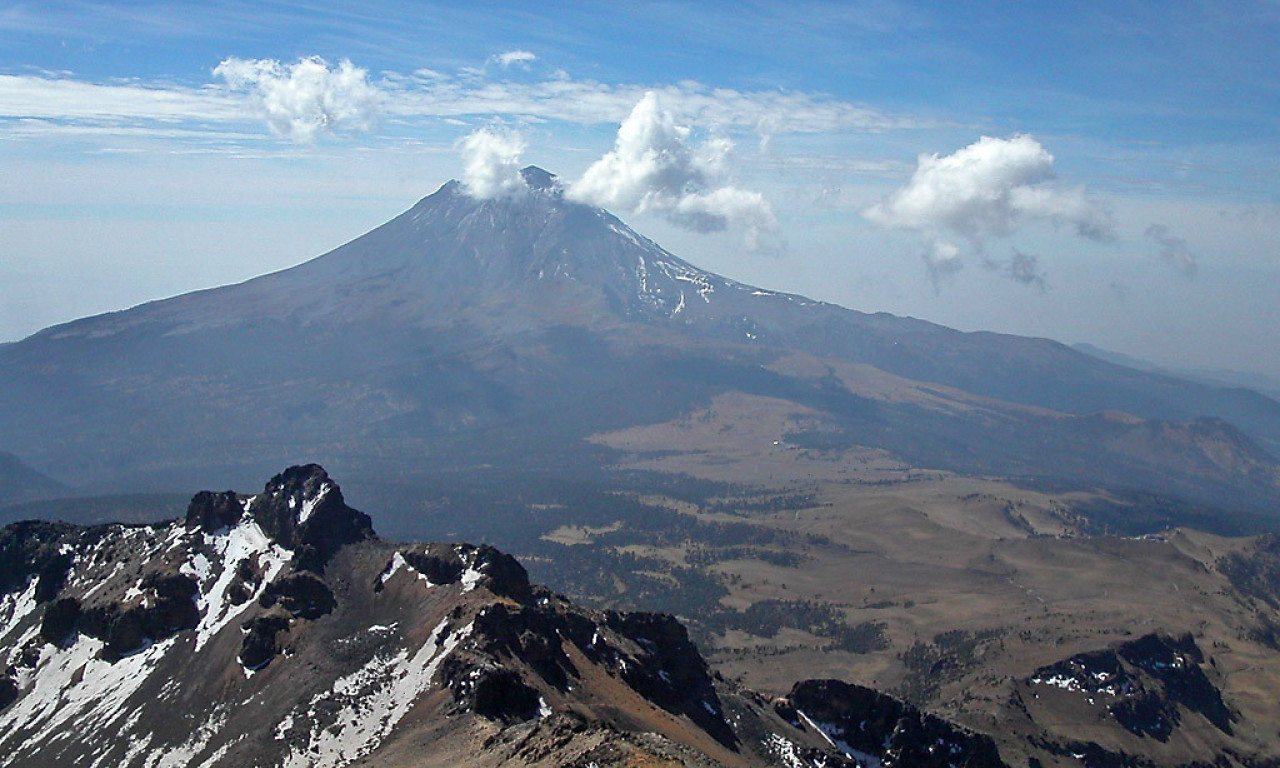 STANOVNICI U PANICI! Proradio Popokatepetl i intenzivno izbacuje VULKANSKI PEPEO, otkazani letovi