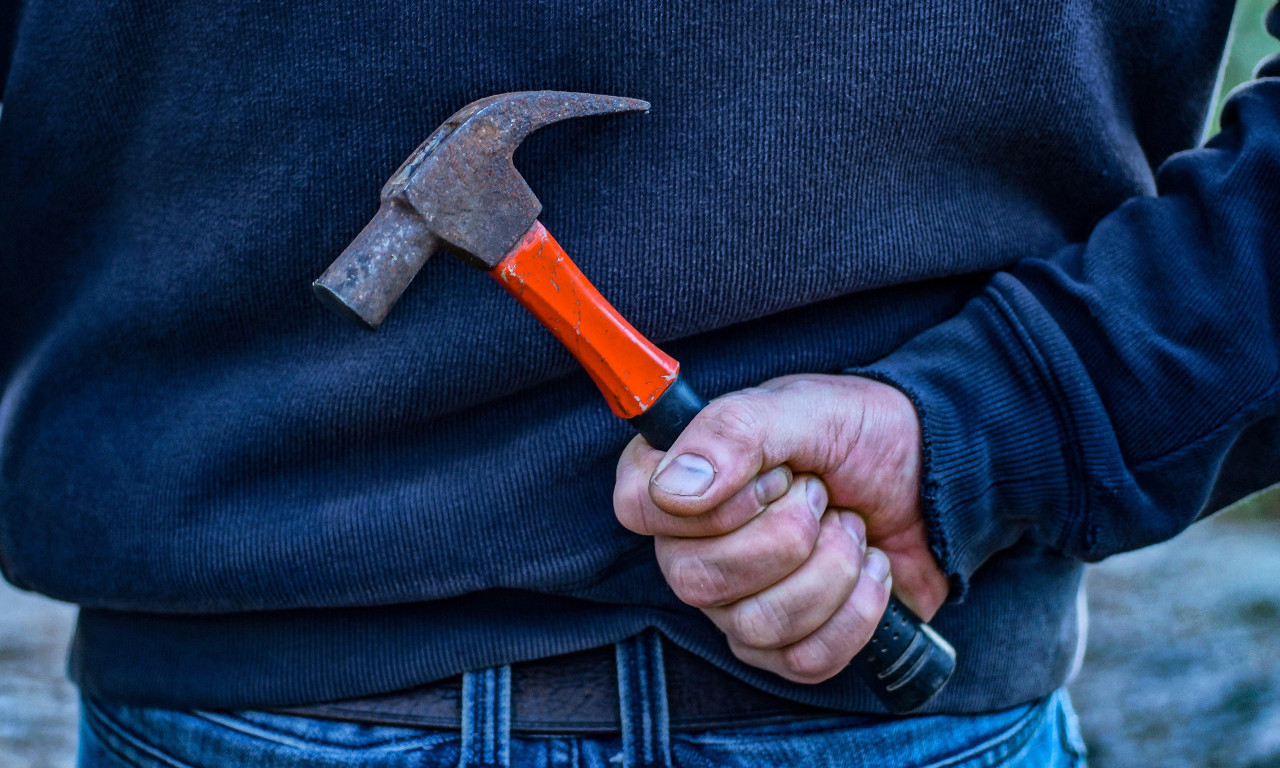 MUŠKARAC BRUTALNO PRETUČEN ČEKIĆEM U BEOGRADU! Detalji nezapamćenog slučaja na Zvezdari