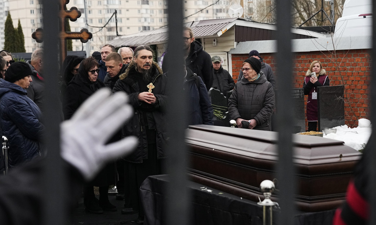 Kovčeg sa TELOM Navaljnog iznet iz crkve! Masa SKANDIRA "Rusija bez Putina" (FOTO)