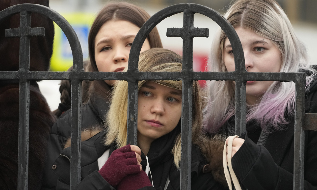 Pogledajte SNIMKE sa GROBLJA na kome je SAHRANJEN Navaljni! Više od 250.000 ljudi pratilo SAHRANU na YouTube(VIDEO)